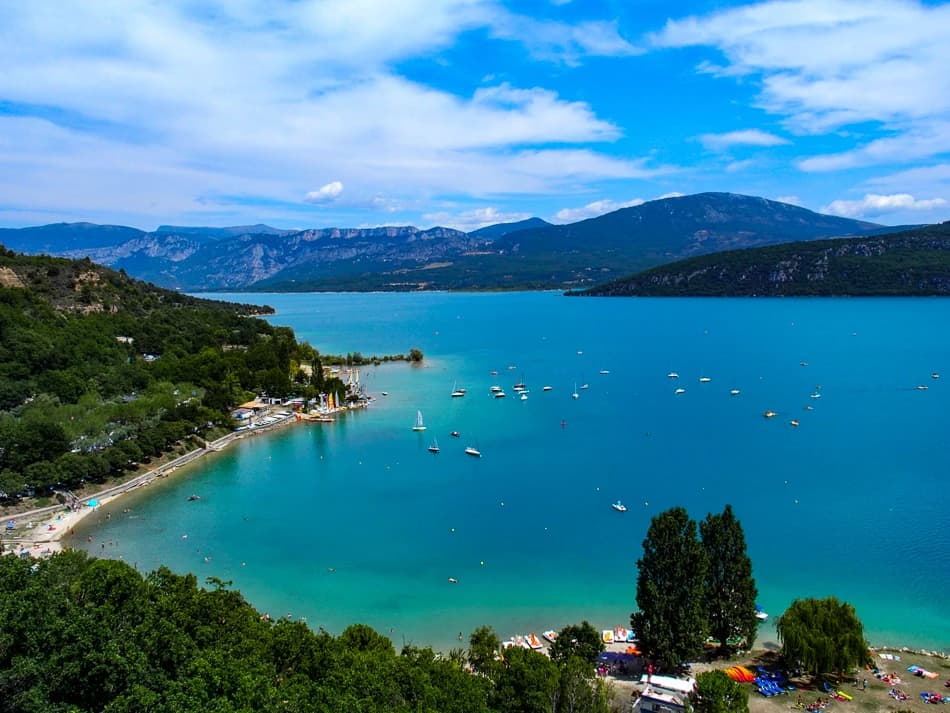 Lake of Sainte Croix (https://www.ditisanne.nl/anne-reist-travel-blog/europa/frankrijk/lac-de-st-croix-tips/)