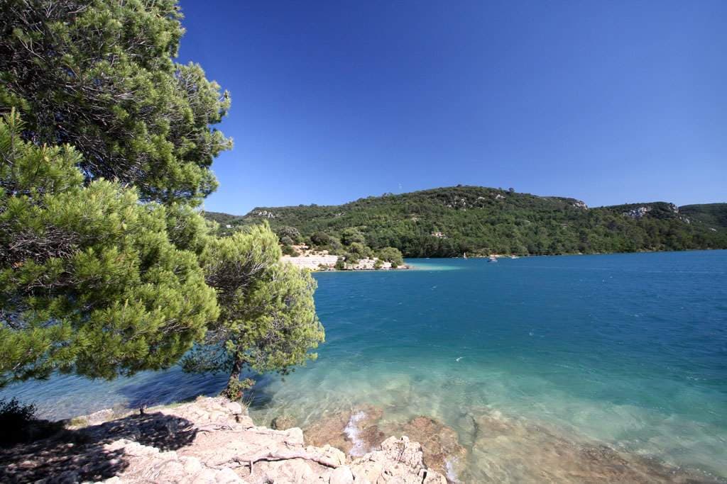 Lake of Esparron (https://laperleduverdon.fr/en/the-lake-of-esparron-the-pearl-of-the-verdon/#:~:text=The%20hidden%20coves%20of%20the,swimming%20in%20the%20turquoise%20waters.)
